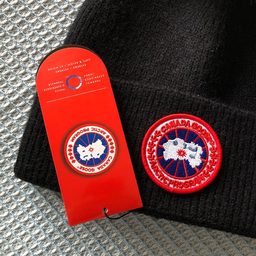 Canada Goose Black Beanie with Brown Fur Pom - Picture 4 of 5